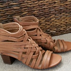 Strappy ankle sandles